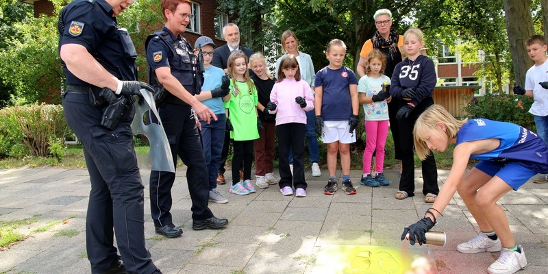 POL-Bremerhaven: Gelbe Füße weisen Grundschülern den sichersten Weg - Präventionsaktion der Polizei Bremerhaven - Foto: presseportal.de