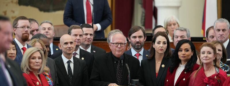 Republikaner versammeln sich während der Debatte über das Gesetz um den Abgeordneten Todd Hunter. - Foto: Bob Daemmrich/ZUMA Press Wire/dpa