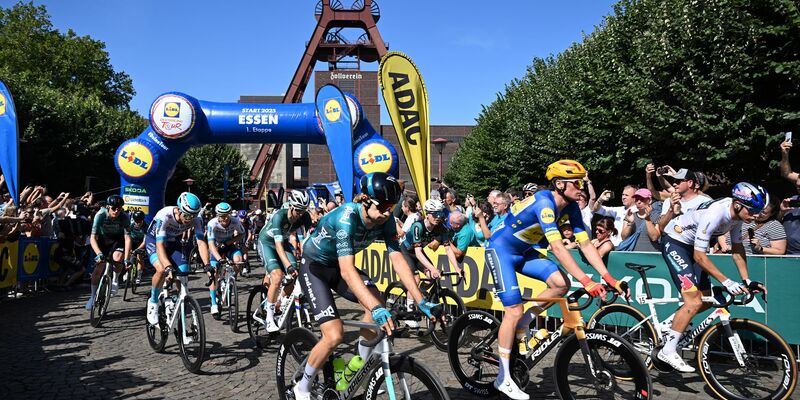 Die Radprofis starten in der Zeche Zollverein in Essen auf die erste Etappe der Deutschland Tour.  - Foto: Federico Gambarini/dpa