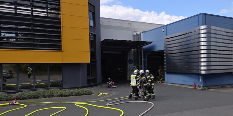FW-AR: Brand in Gewerbebetrieb in Arnsberg-Herdringen - Feuerwehr verhindert Ausbreitung - Foto: presseportal.de