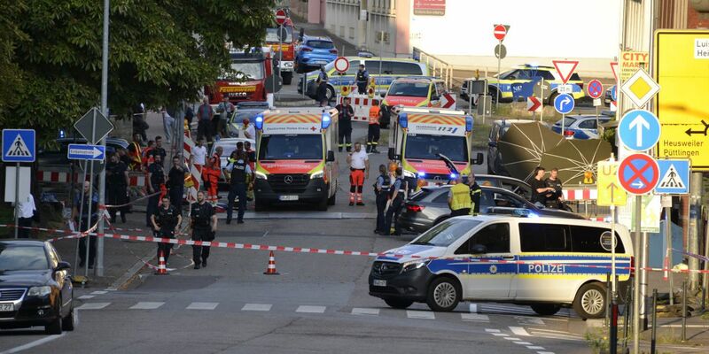 Polizisten sichern den Tatort.  - Foto: Gianni Gattus/dpa