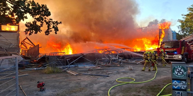FW Hannover: Großbrand einer Turnhalle in Hannover-Misburg - Foto: presseportal.de