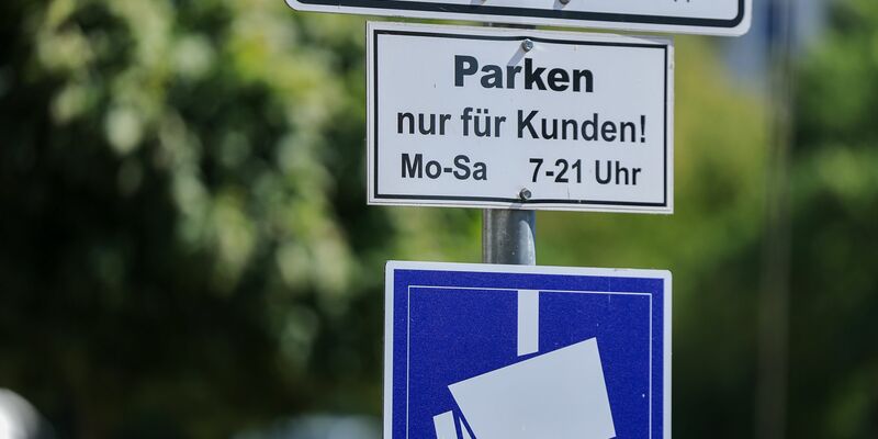 Auf immer mehr Parkplätzen, vor allem von Supermärkten, gibt es digitale Prozesse und externe Dienstleister. (Archivbild) - Foto: Jan Woitas/dpa