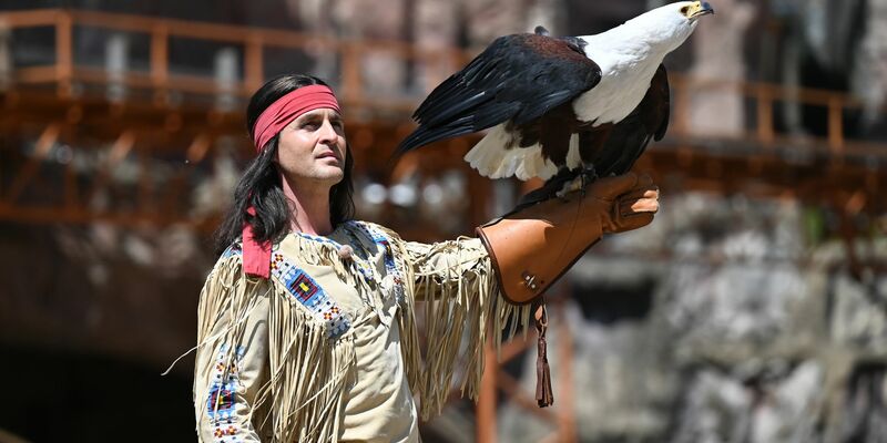 Bereits 300.000 Zuschauer haben das Stück «Halbblut» gesehen. (Archivbild) - Foto: David Hammersen/dpa