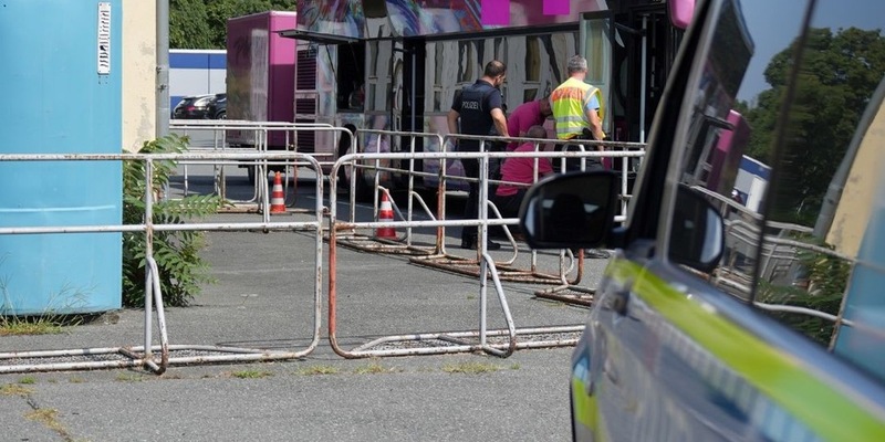POL-DA: Darmstadt: Polizei stoppt 13 Busse - Desolate Bremsen, zu lange am Lenkrad und 40 Kilo verdörrtes Fleisch im Gepäck/5 x Weiterfahrt untersagt - Über 15.000 Euro Sicherheitsleistung fällig - Foto: presseportal.de