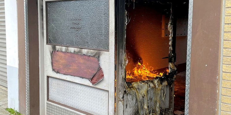 POL-PDKL: Feuer im Hauseingangsbereich - Foto: presseportal.de