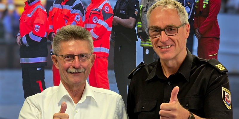 FW Bremerhaven: Dank des Feuwehrwehrdezernenten und des Leiters der Feuerwehr Bremerhaven an die eingesetzten Einsatzkräfte auf der SAiL 2025 - Foto: presseportal.de