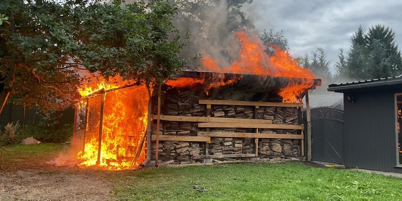 FW-DO: Unterstand mit Brennholz in Flammen - Foto: presseportal.de
