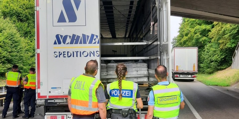 BPOL-KL: Behördenübergreifende Einsatzmaßnahme - Gemeinsame Kontrollen am Grenzübergang B9 - Foto: presseportal.de