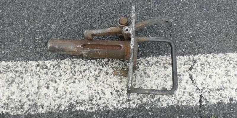 POL-CUX: Pkw fährt im Bereich Bad Bederkesa über Metallteil und ist nicht mehr fahrbereit - Zeugenaufruf (Foto im Anhang) - Foto: presseportal.de
