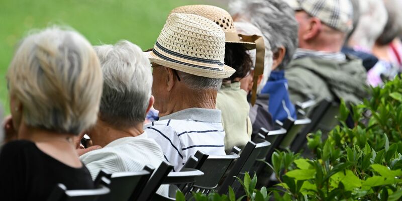 Einige wollen länger arbeiten: Rentner in Deutschland. (Archivbild) - Foto: Arne Dedert/dpa