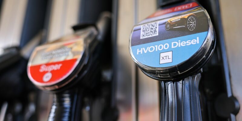 Seit Mai 2024 ist HVO100 als Kraftstoffalternative in Deutschland erhältlich. (Archivbild) - Foto: Christian Charisius/dpa