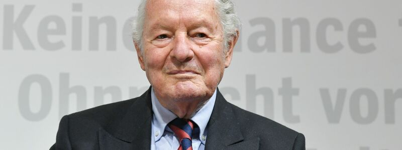 Adelsexperte Rolf Seelmann-Eggebert ist im Alter von 88 Jahren gestorben. (Archivbild) - Foto: Jens Kalaene/dpa-Zentralbild/ZB