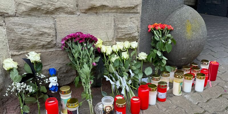 Nach der Tat wurden Blumen und Kerzen vor der Polizeiinspektion Völklingen abgelegt. (Archivbild) - Foto: Christian Schultz/dpa