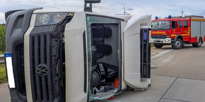 FW-OLL: Transporter verunfallt auf Autobahn 29 und kippt auf die Seite - Foto: presseportal.de
