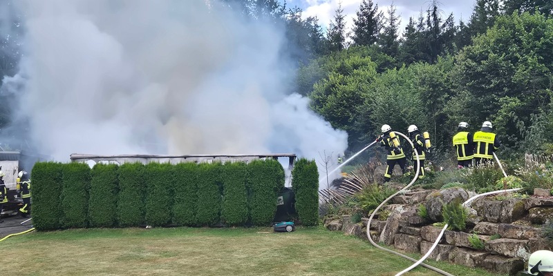 FW VG Westerburg: Hobbywerkstatt wird Raub der Flammen - Feuerwehr verhindert Übergreifen auf Wohnhaus - Foto: presseportal.de