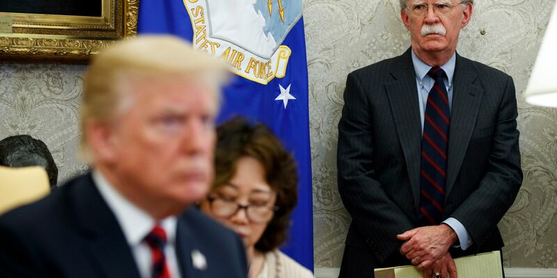 Bolton veröffentlichte 2020 ein Enthüllungsbuch, in dem er ein vernichtendes Bild von Trump zeichnete. (Archivbild) - Foto: Evan Vucci/AP/dpa