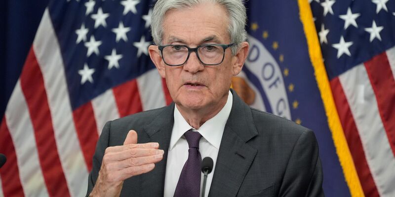 Der Vorsitzende der Federal Reserve, Jerome Powell, hält Zinssenkungen womöglich für erforderlich. (Archivfoto) - Foto: Manuel Balce Ceneta/AP/dpa