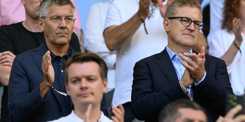 Bayern-Präsident Herbert Hainer (l) und Vorstandschef Jan-Christian Dreesen erklären die Transferstrategie. (Archivbild) - Foto: Swen Pförtner/dpa