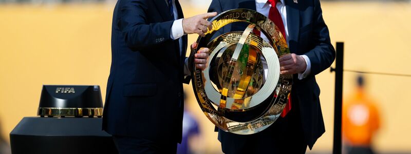 Bei der Siegerehrung der Club-WM Mitte Juli präsentierten sich US-Präsident Donald Trump (r) und FIFA-Chef Gianni Infantino Seite an Seite. - Foto: Sven Hoppe/dpa