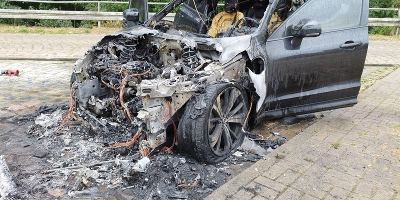 POL-HI: PKW Brand auf dem Autobahnparkplatz An der Alpe - Foto: presseportal.de