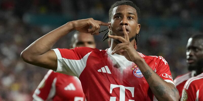 Bayern Münchens Michael Olise hat das erste Tor in der neuen Bundesligasaison erzielt. (Archivbild) - Foto: Rebecca Blackwell/AP/dpa