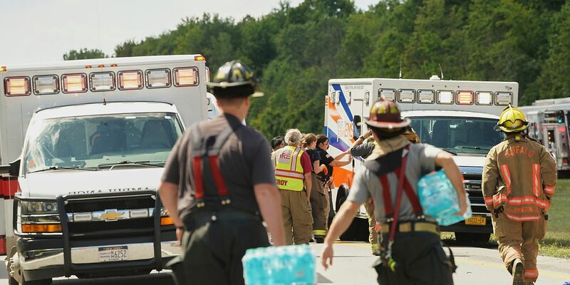 Der Bus war wohl von den Niagarafällen kommend auf dem Weg nach New York City gewesen.  - Foto: Libby March/Buffalo News/AP/dpa