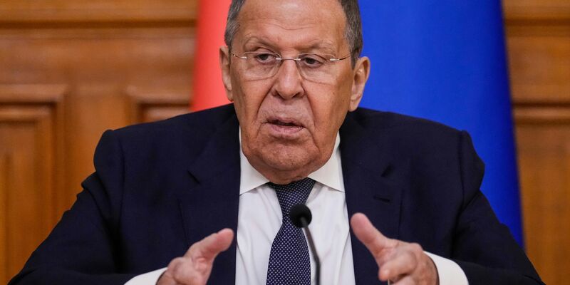 Lawrow sieht die Bedingungen für ein Spitzentreffen von Putin mit Selenskyj für nicht erfüllt an.  - Foto: Alexander Zemlianichenko/AP Pool/dpa