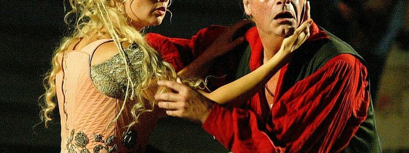 Peter Simonischek und Veronica Ferres bei einer «Jedermann»-Probe 2003. - Foto: Hans Klaus Techt/APA/epa/dpa