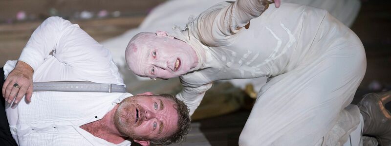 Die Schauspieler Peter Lohmeyer als Tod und Cornelius Obonya (links) als Jedermann bei einer Probe im Jahr 2016. - Foto: picture alliance / Andreas Schaad/EPA/dpa