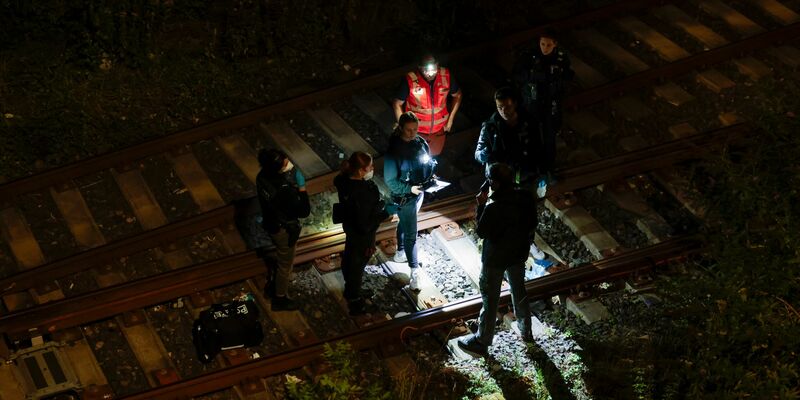 Auch der Staatsschutz soll den Angaben zufolge vor Ort gewesen sein. - Foto: Thomas Banneyer/dpa