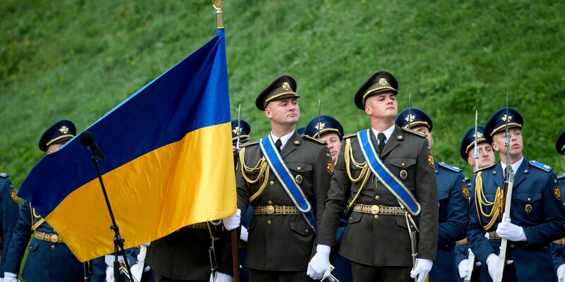 Die Ukraine geht am Samstag den Tag ihrer Nationalflagge. Am Sonntag ist Unabhängigkeitstag. - Foto: Uncredited/Ukrainian Presidential Press Office via AP/dpa