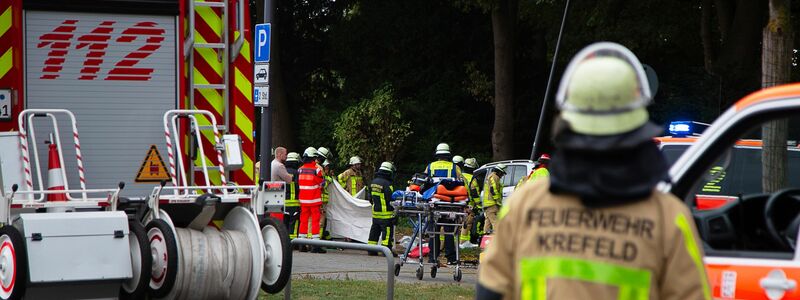 Die Feuerwehr ist mit einem Großaufgebot an Rettungskräften im Einsatz. - Foto: Leonhard Giesberts/Blaulicht-News-Krefeld/dpa