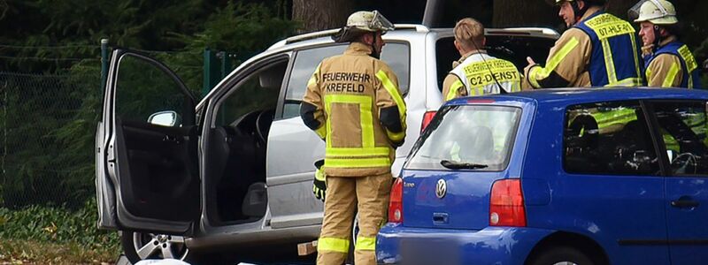 Die beiden 72-jährigen Geschwister erlagen ihren Verletzungen noch am Unfallort. - Foto: Alexander Forstreuter/dpa