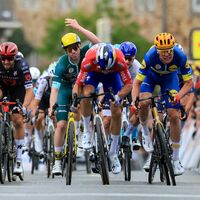 Danny van Poppel gewinnt den Sprint, wird von der Jury aber zurückgestuft. Es gewinnt Soren Waerenskjold (r). - Foto: Jan Woitas/dpa