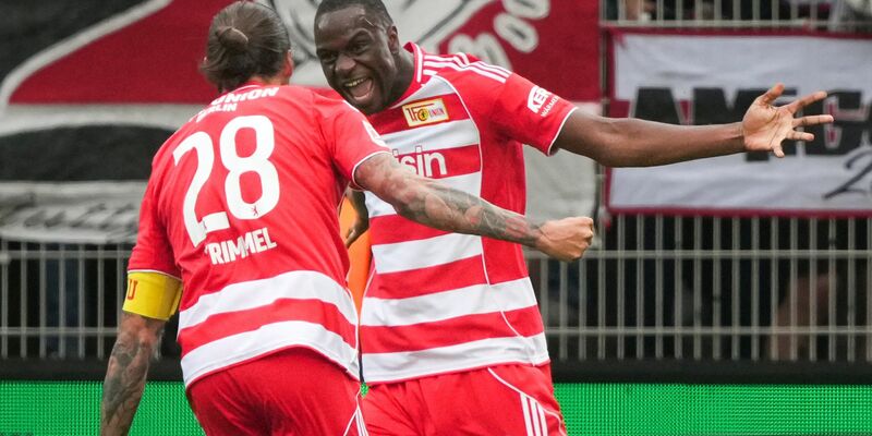 Ein Konfettiregen ging kurz nach dem Anpfiff im Stadion an der Alten Försterei nieder. - Foto: Soeren Stache/dpa