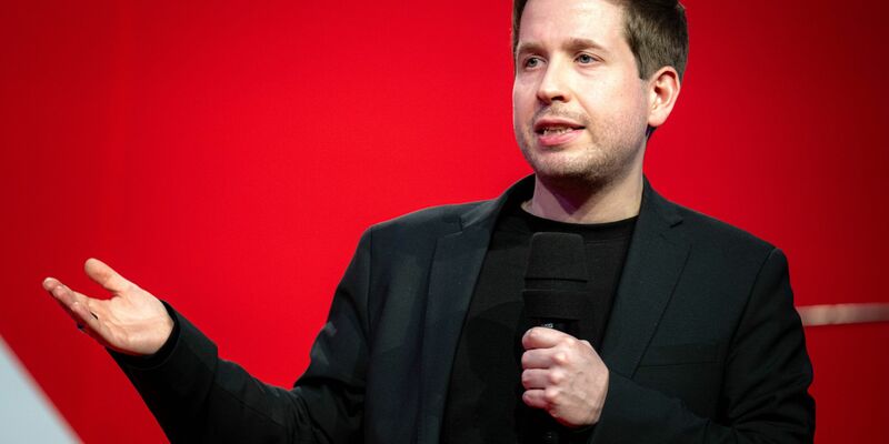 Kevin Kühnert trägt jetzt Wanderhose und tauschte Politik gegen Berge. (Archivbild) - Foto: Sina Schuldt/dpa