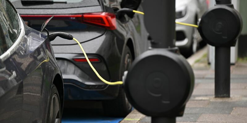 Menschen ohne E-Auto schätzen deren Nachteile als gravierender ein. (Symbolbild) - Foto: Arne Dedert/dpa