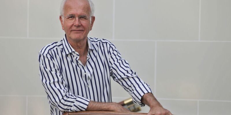 Harald Schmidt glaubt, dass sich Olaf Scholz mit Blick auf seinen Nachfolger Friedrich Merz insgeheim ins Fäustchen lacht (Archivbild). - Foto: Oliver Berg/dpa