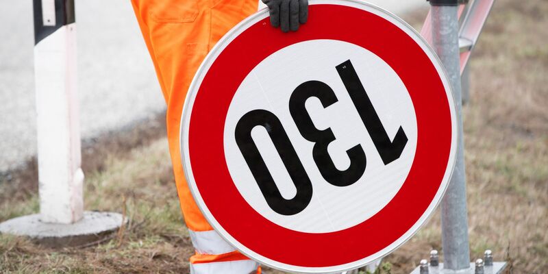 Mit 260 km/h und dem Handy in der Hand ist ein italienischer Manager über eine deutsche Autobahn gerast. (Foto: Archiv) - Foto: Jens Büttner/dpa-Zentralbild/dpa