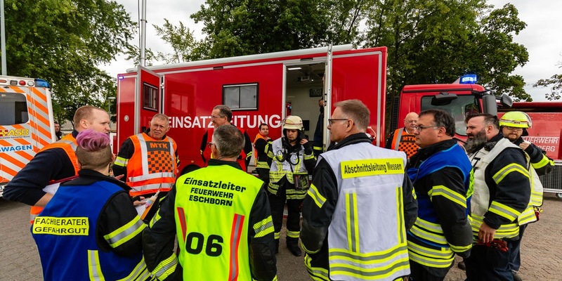 Feuerwehr MTK: Red Tanker '25: 120 Einsatzkräfte proben Gefahrstofflage an der Heinrich-von-Kleist-Schule Eschborn - Foto: presseportal.de