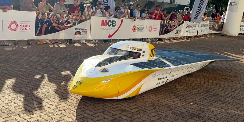 Beim World Solar Challenge geht es mit selbst entworfenen Elektrofahrzeuge 3000 Kilometer weit durch Australien. - Foto: Lloyd Jones/AAP/dpa