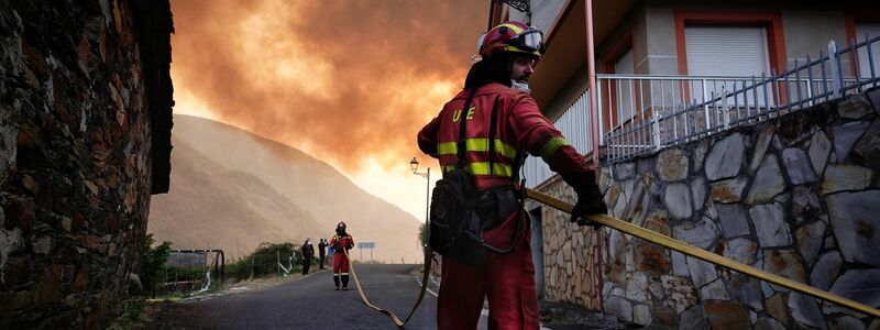 Während sich die Lage bei den Waldbränden in Spanien insgesamt leicht zu entspannen beginnt, wüten vor allem in Kastilien und León sowie in Galicien noch immer gefährliche Feuer. - Foto: Xuan Cueto/EUROPA PRESS/dpa