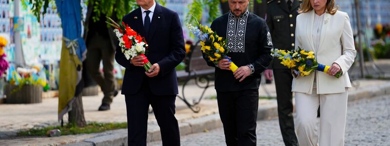 Kanadas Premierminister Mark Carney zusammen mit dem ukrainischen Präsidenten Wolodymyr Selenskyj und seiner Frau Olena bei einer Kranzniederlegung. - Foto: Sean Kilpatrick/The Canadian Press/AP/dpa