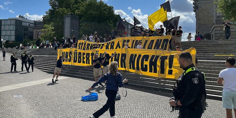 Demo der Identitären Bewegung während ARD-Sommerinterview am 24.08.2025 - Foto: über dts Nachrichtenagentur