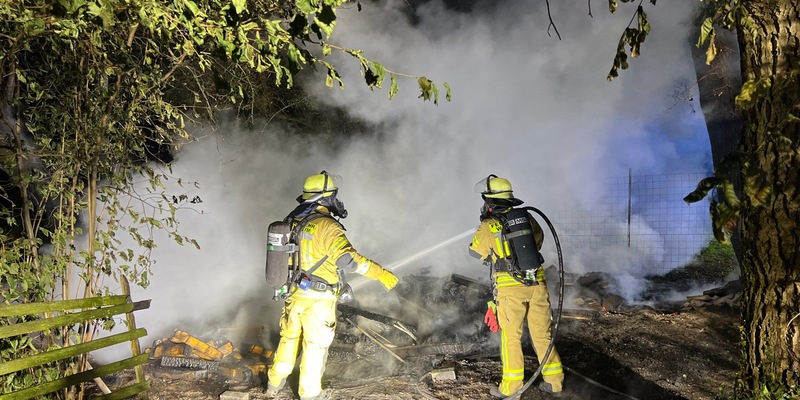 FW Weinheim: Gartenhütte im Gewann Hammelsbrunnen niedergebrannt - Weinheimer Feuerwehr verhindert weitere Ausbreitung - Foto: presseportal.de