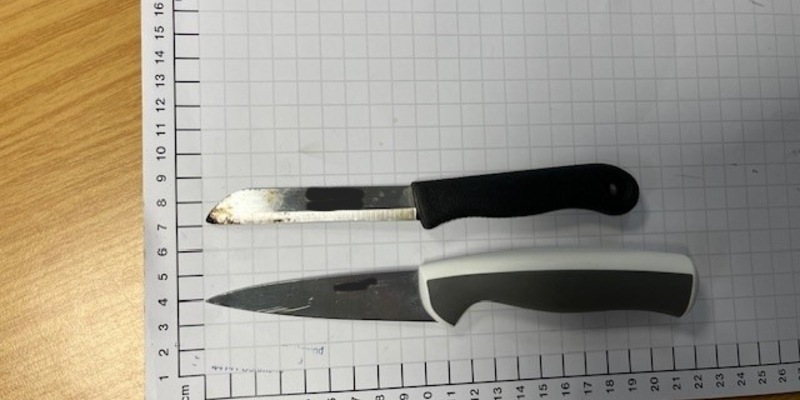 BPOL NRW: Hauptbahnhöfe Hagen und Essen: Bundespolizei stellt mehrere Messer und einen Teleskopschlagstock sicher. - Foto: presseportal.de