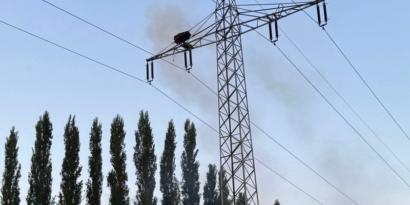 FW-OG: Leeres Storchennest brennt auf Hochspannungsmast - Foto: presseportal.de