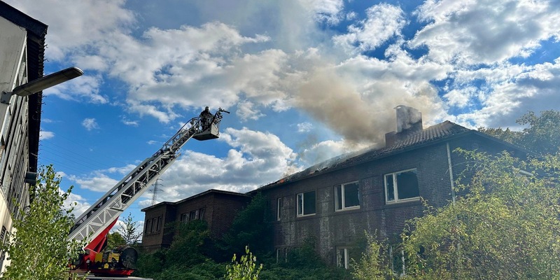 FW-E: Dachstuhlbrand auf verlassenem Industriegelände - keine Verletzten - Foto: presseportal.de