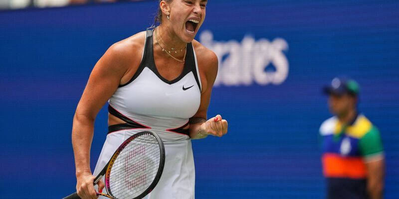 Aryna Sabalenka schaffte nach Problemen im ersten Satz am Ende souverän den Zweitrunden-Einzug. - Foto: Kirsty Wigglesworth/AP/dpa